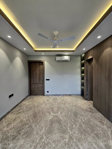 Master Bedroom in 4 BHK Builder Floor at DLF Atria, Dlf Phase ii – for Sale