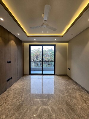 Master Bedroom in 4 BHK Builder Floor at DLF Atria, Dlf Phase ii – for Sale