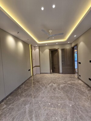 Master Bedroom in 4 BHK Builder Floor at DLF Atria, Dlf Phase ii – for Sale