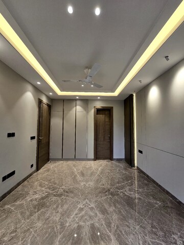 Master Bedroom in 4 BHK Builder Floor at DLF Atria, Dlf Phase ii – for Sale