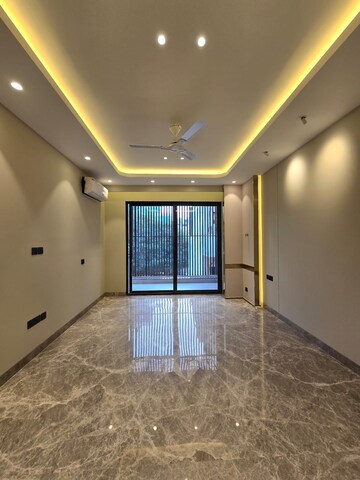 Master Bedroom in 4 BHK Builder Floor at DLF Atria, Dlf Phase ii – for Sale