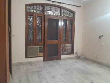Room in 1 BHK Builder Floor at Naigaon East – for Rent