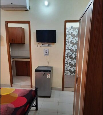 Room in 1 BHK Builder Floor at Hazratganj – for Rent