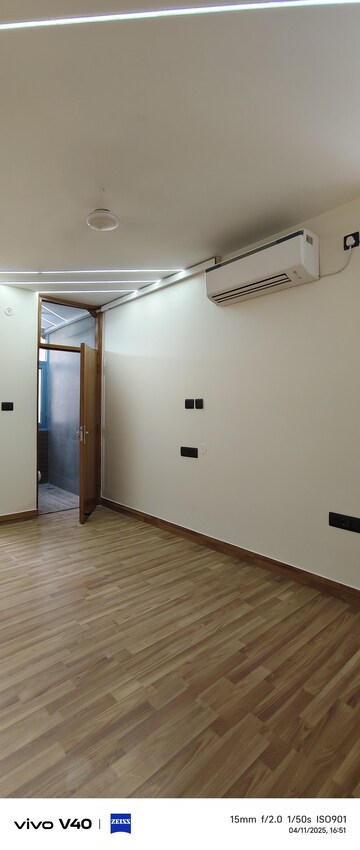 Room in 3 BHK Apartment at Defence Colony – for Rent