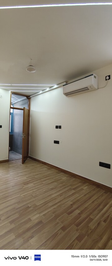 Room in 3 BHK Apartment at Defence Colony – for Rent