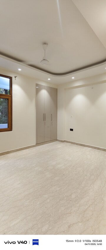 Room in 3 BHK Apartment at Defence Colony – for Rent