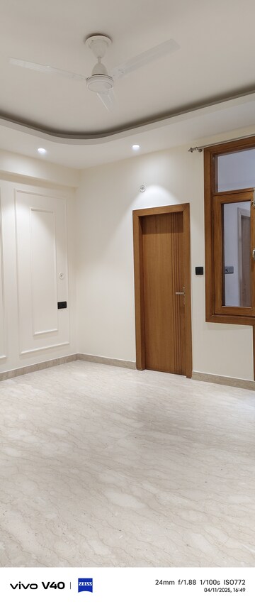 Bedroom in 3 BHK Apartment at Defence Colony – for Rent