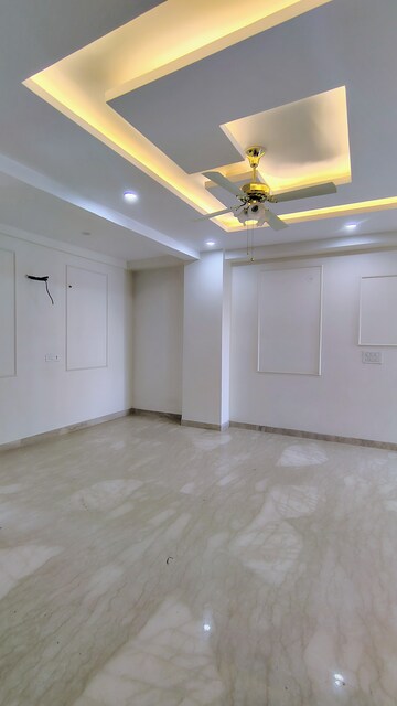 Master Bedroom in 3 BHK Builder Floor at Sushant Lok 2, Sector 57 – for Rent