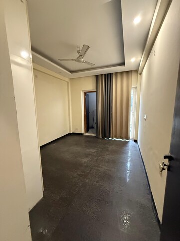 Room in 3 BHK Apartment at Spire Wood, Sector 46 – for Rent