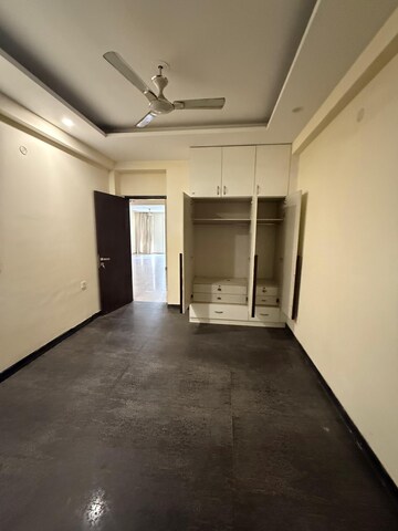 Room in 3 BHK Apartment at Spire Wood, Sector 46 – for Rent