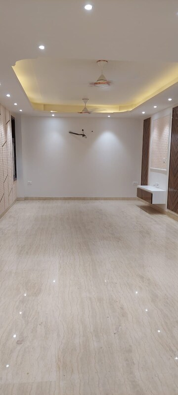 Room in 2 BHK Apartment at Indrapuram – for Sale