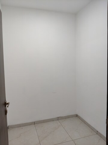 Room in 3.5 BHK Apartment at Rishita Manhattan, Gomti Nagar – for Rent