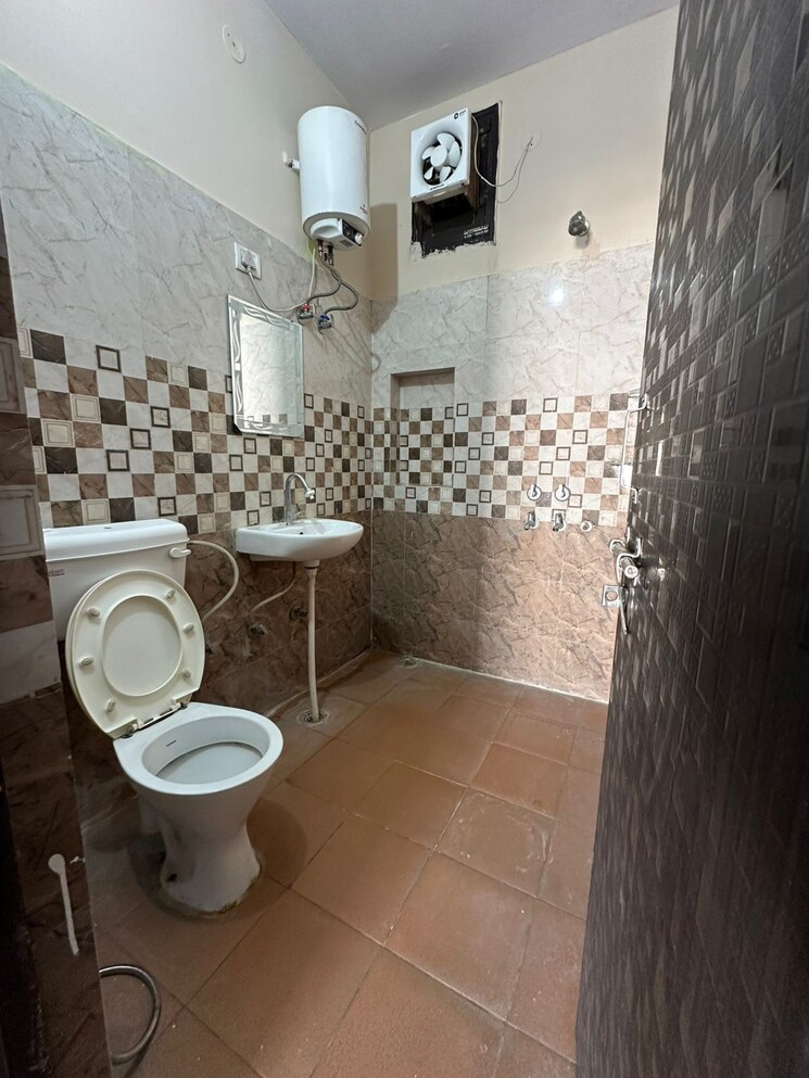 Bathroom, sector 4 3 Bedroom 1850 Sq.Ft. Builder Floor In Sector 4 Gurgaon 8472515