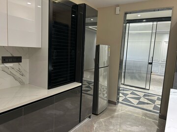 Furnished Amenities in 4 BHK Builder Floor at DLF Atria, Dlf Phase ii – for Rent