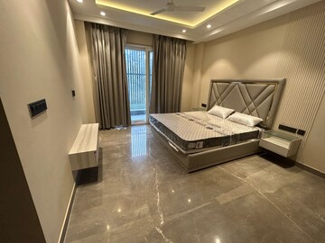 Master Bedroom in 4 BHK Builder Floor at DLF Atria, Dlf Phase ii – for Rent