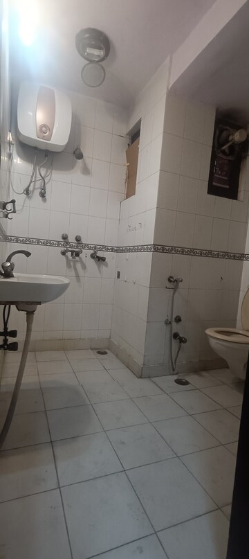 Bathroom in 1.5 BHK Apartment at Mayur Vihar Phase 1 – for Rent