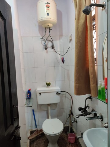 Bathroom in 1.5 BHK Builder Floor at Mayur Vihar Phase 1 Extension – for Rent