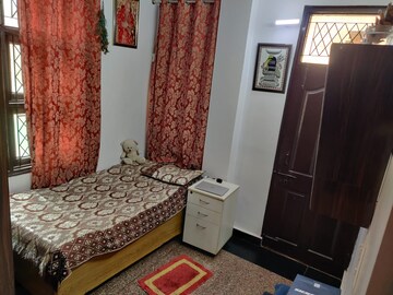 Bedroom in 1.5 BHK Builder Floor at Mayur Vihar Phase 1 Extension – for Rent