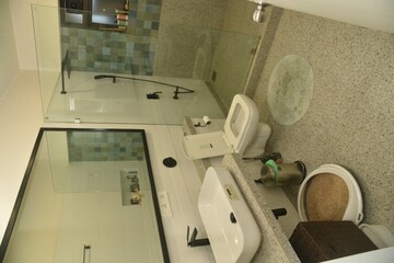 Bathroom in 6 BHK Apartment at Everest Height, Chandivali – for Rent