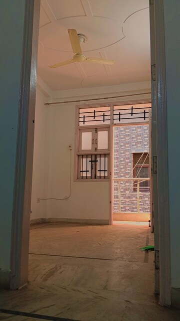 Room in 1.5 BHK Builder Floor at Mayur Vihar Phase 1 Extension – for Rent