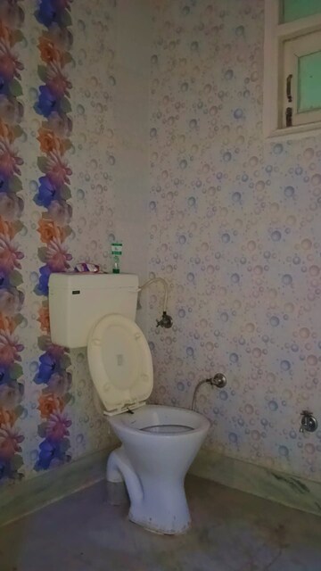Bathroom in 1.5 BHK Builder Floor at Mayur Vihar Phase 1 Extension – for Rent