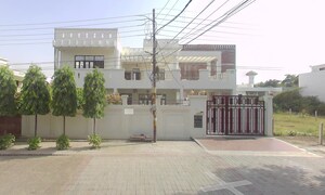Living Room in 6+ BHK Independent House at Ansals Nest, Kanpur Road – for Sale