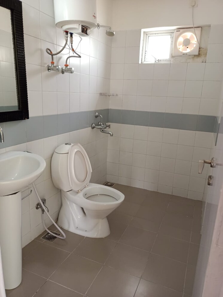 Bathroom, emaar-the-palm-drive-palm-studios 4 Bedroom 3800 Sq.Ft. Apartment In Sector 66 Gurgaon 8473693