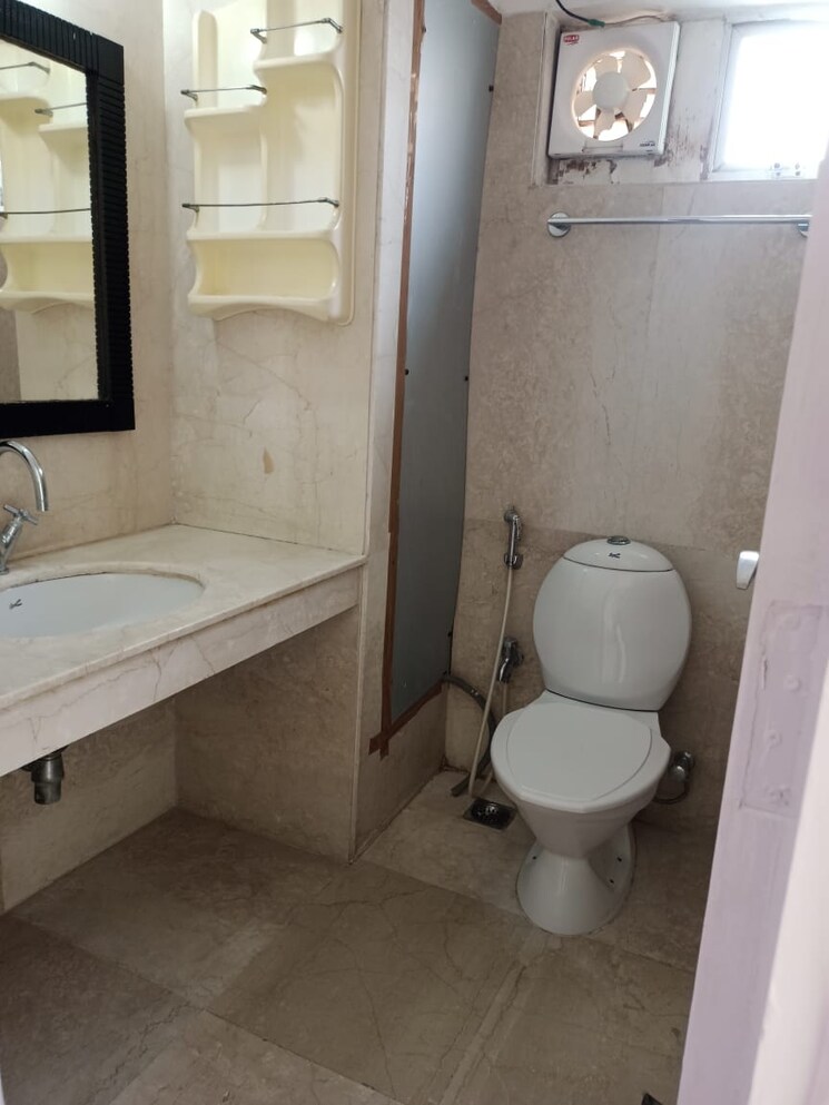 Bathroom, emaar-the-palm-drive-palm-studios 4 Bedroom 3800 Sq.Ft. Apartment In Sector 66 Gurgaon 8473693