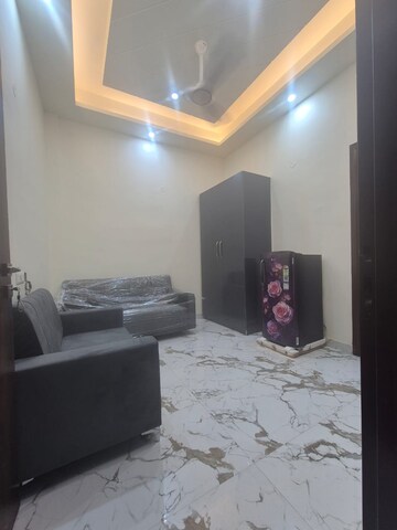 Master Bedroom in 1 BHK Builder Floor at DLF City Phase IV, Dlf Phase iv – for Rent