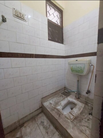 Bathroom in 2.5 BHK Apartment at Mayur Vihar Phase 1 – for Rent