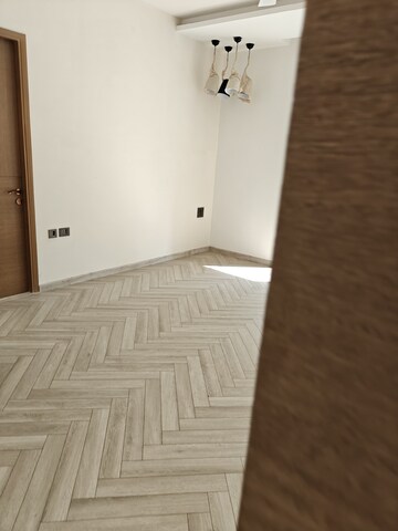 Room in 5 BHK Apartment at ABA County 107, Sector 107 – for Rent