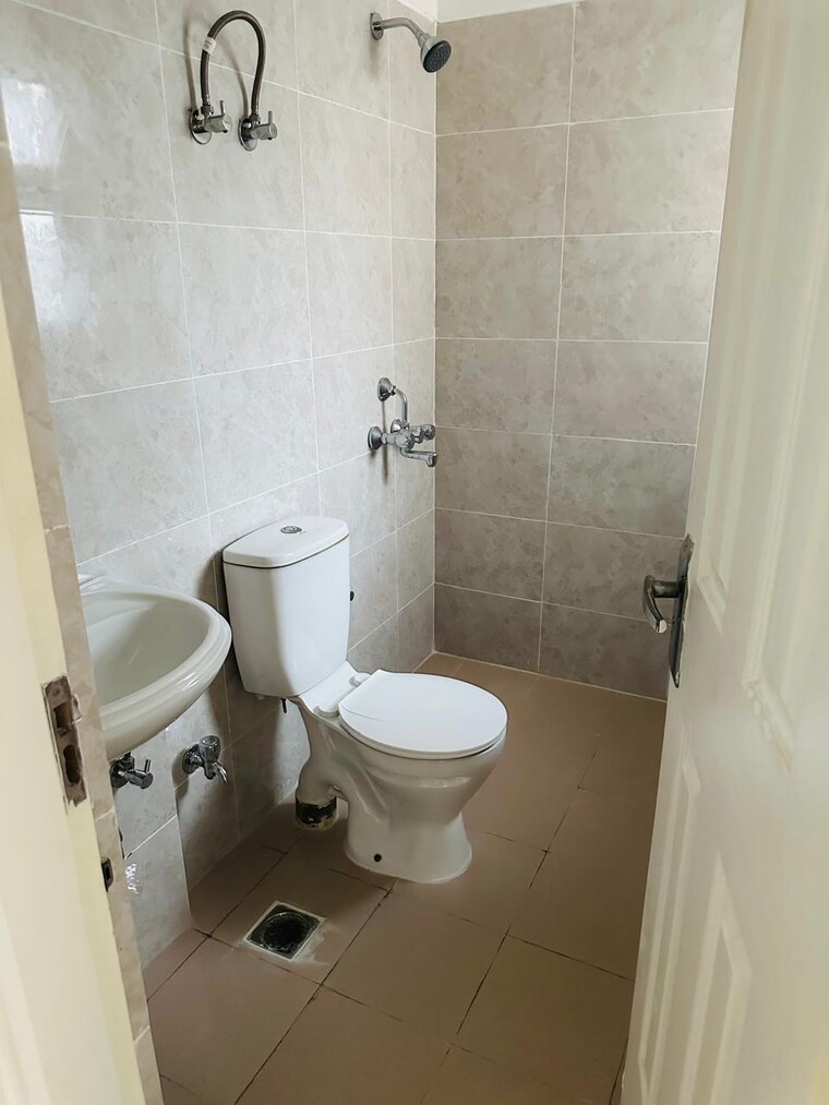 Bathroom, bptp-parkland-pride 4 Bedroom 278 Sq.Yd. Apartment In Sector 77 Faridabad 8474344