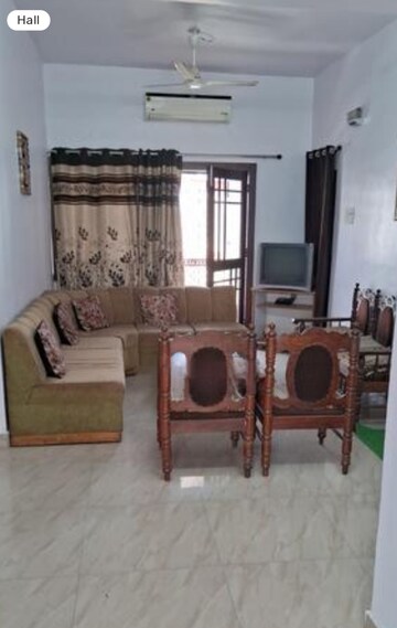 Master Bedroom in 2 BHK Apartment at Hazratganj – for Rent