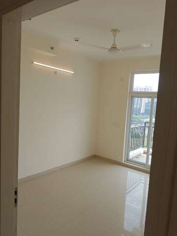 Room in 3 BHK Apartment at Omaxe The Palace, Gomti Nagar – for Rent