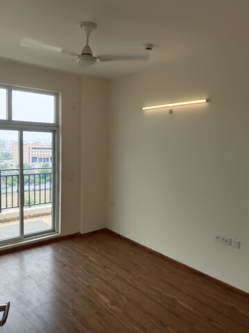 Room in 3 BHK Apartment at Omaxe The Palace, Gomti Nagar – for Rent