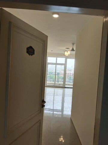 Room in 3 BHK Apartment at Omaxe The Palace, Gomti Nagar – for Rent