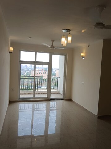 Room in 3 BHK Apartment at Omaxe The Palace, Gomti Nagar – for Rent