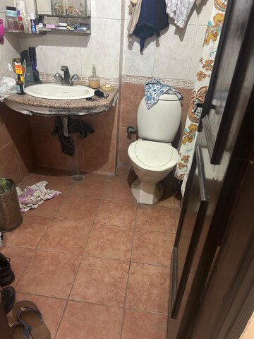 Bathroom in 3.5 BHK Apartment at Mahagun Maestro, Sector 50 – for Rent