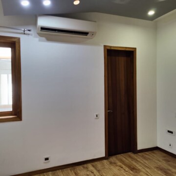 Room in 4 BHK Builder Floor at Ansal Sushant Lok I, Sector 43 – for Rent