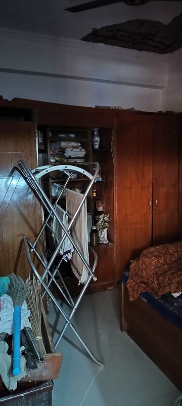 Bedroom in 2 BHK Apartment at Patparganj – for Rent