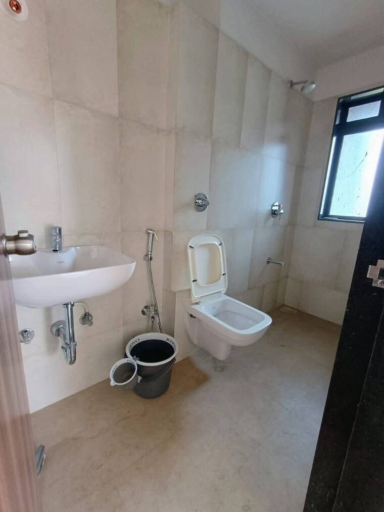 Bathroom, smruti-chs-vile-parle-east 3 Bedroom 980 Sq.Ft. Apartment In Vile Parle East Mumbai 8474836