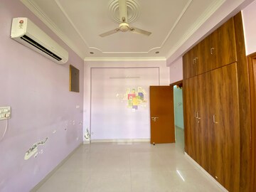 Room in 3 BHK Apartment at Sector 20 – for Rent