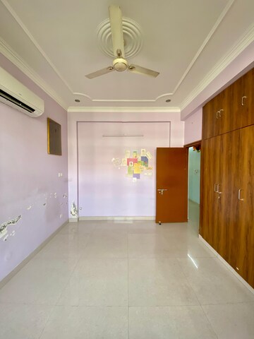 Room in 3 BHK Apartment at Sector 20 – for Rent