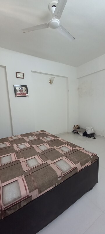 Room in 4 BHK Apartment at Naranpura – for Rent