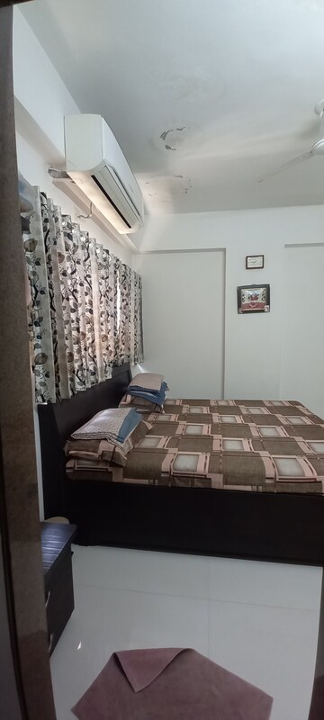 Room in 4 BHK Apartment at Naranpura – for Rent