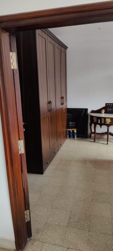 Bedroom in 2 BHK Apartment at Cumballa Crest, Peddar Road – for Rent