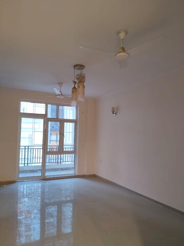 Room in 3.5 BHK Apartment at Omaxe Waterscapes, Gomti Nagar – for Rent