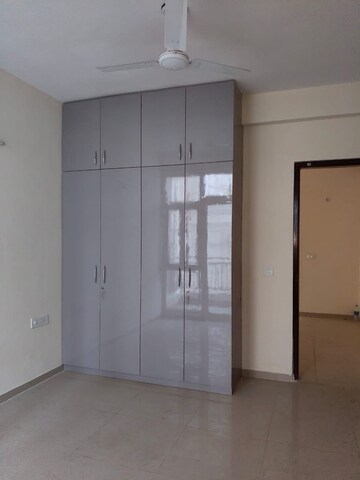 Room in 3.5 BHK Apartment at Omaxe Waterscapes, Gomti Nagar – for Rent