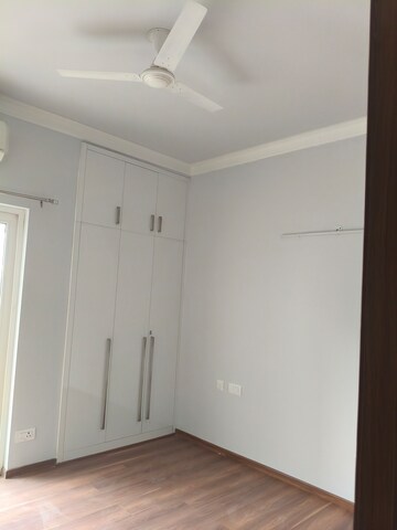 Room in 3 BHK Apartment at Central Park Flower Valley Aqua Front Towers, Sohna Sector 33 – for Rent