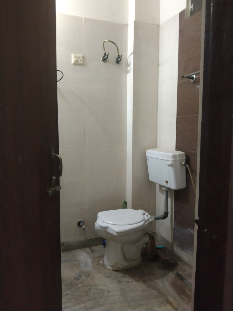 Bathroom, gyan khand 3 Bedroom 1200 Sq.Ft. Builder Floor In Gyan Khand Ghaziabad 8476017